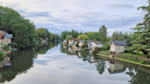 Jolie vue sur la rivière Le Loiret, du pont Cotelle