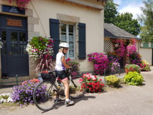 Maison fleurie le long du canal